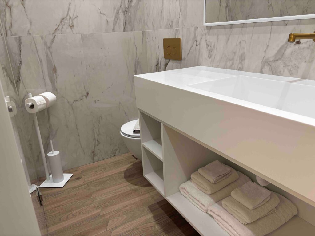 Deluxe Suite 301 - Photo 4