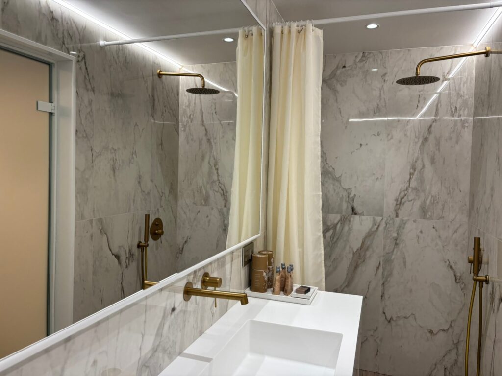 Deluxe Suite 301 - Photo 5