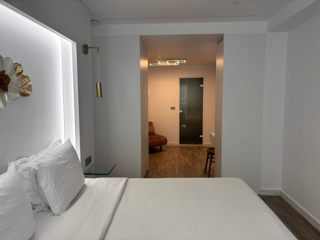 Deluxe Suite 301 - Photo 10