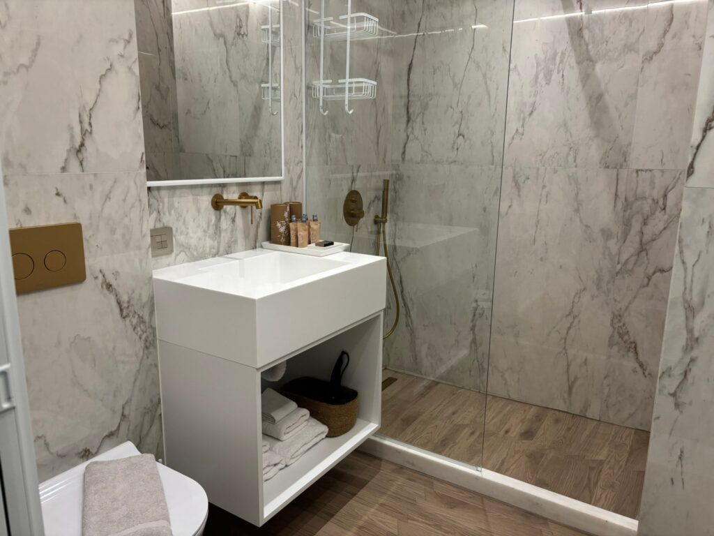 Lux Suite 302 - Photo 3