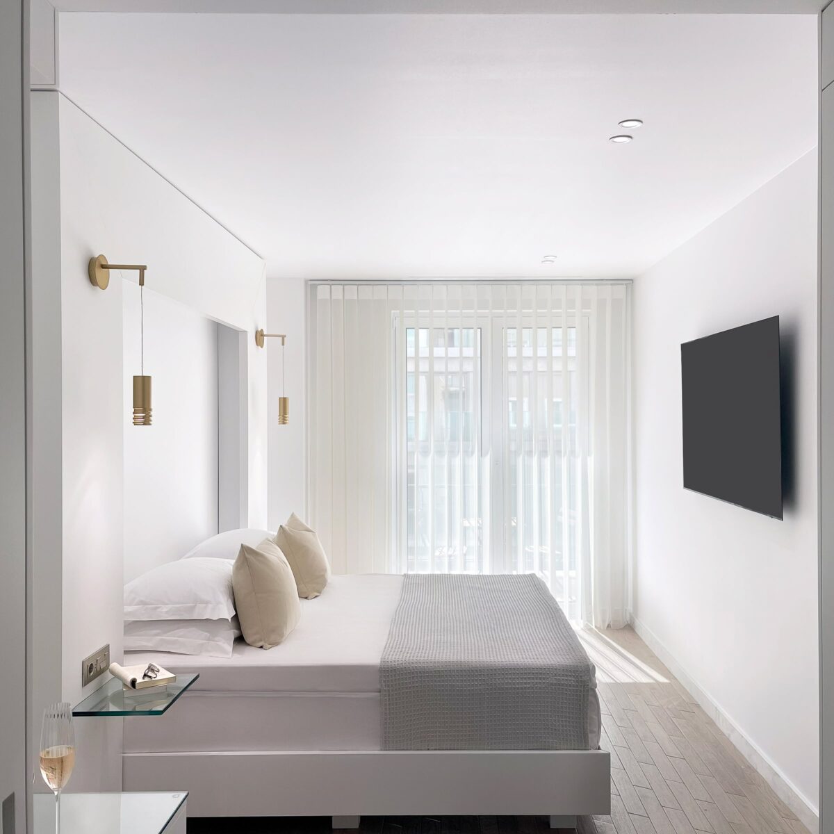 Deluxe Suite 305 - Photo 1