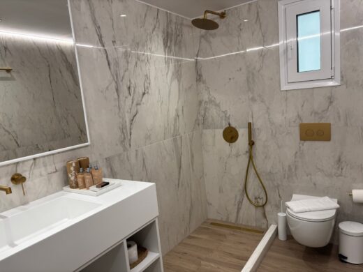 Quiet Suite 702 - Photo 1